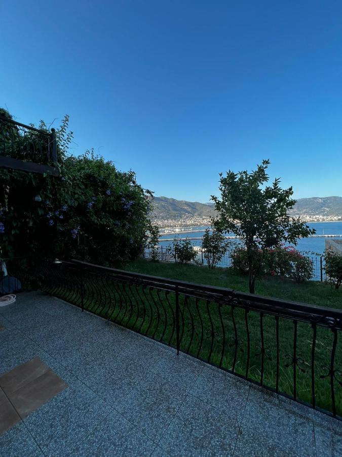 Escape To History In A Stunning Stone House With Garden And Sea View In The Heart Of Vilă