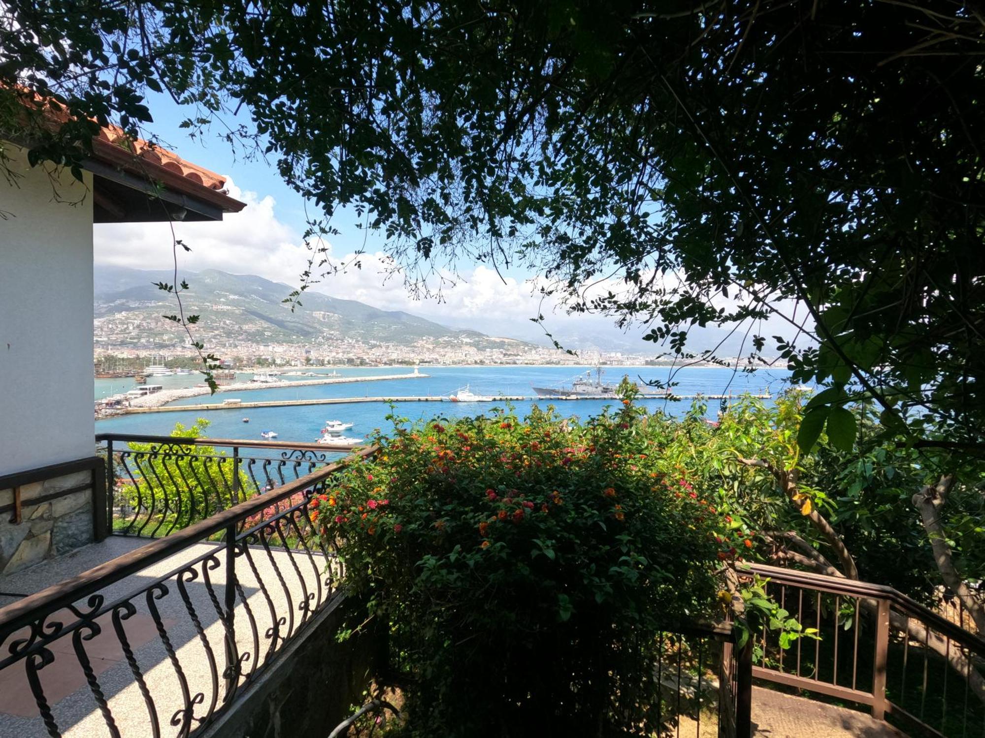 Vilă Escape To History In A Stunning Stone House With Garden And Sea View In The Heart Of