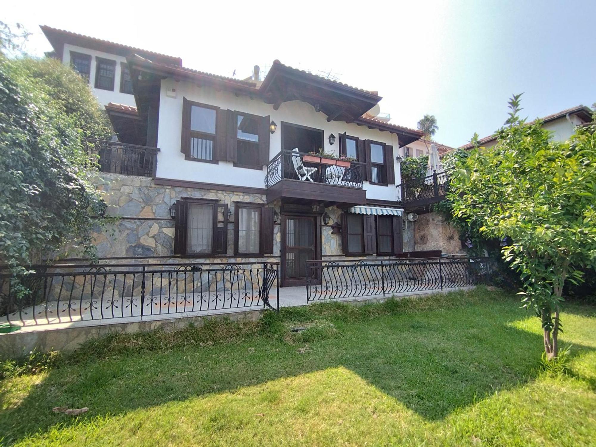 Escape To History In A Stunning Stone House With Garden And Sea View In The Heart Of Vilă