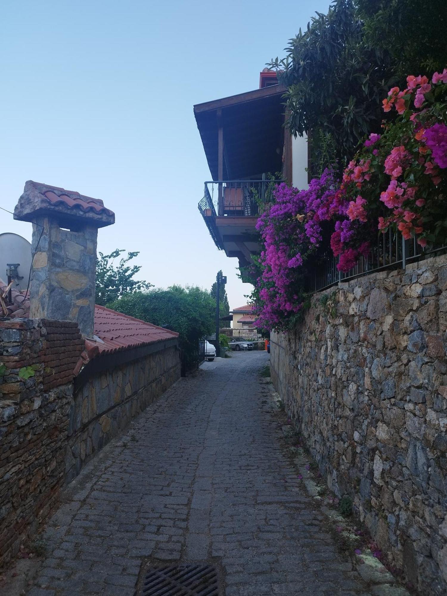 Vilă Escape To History In A Stunning Stone House With Garden And Sea View In The Heart Of Alanya