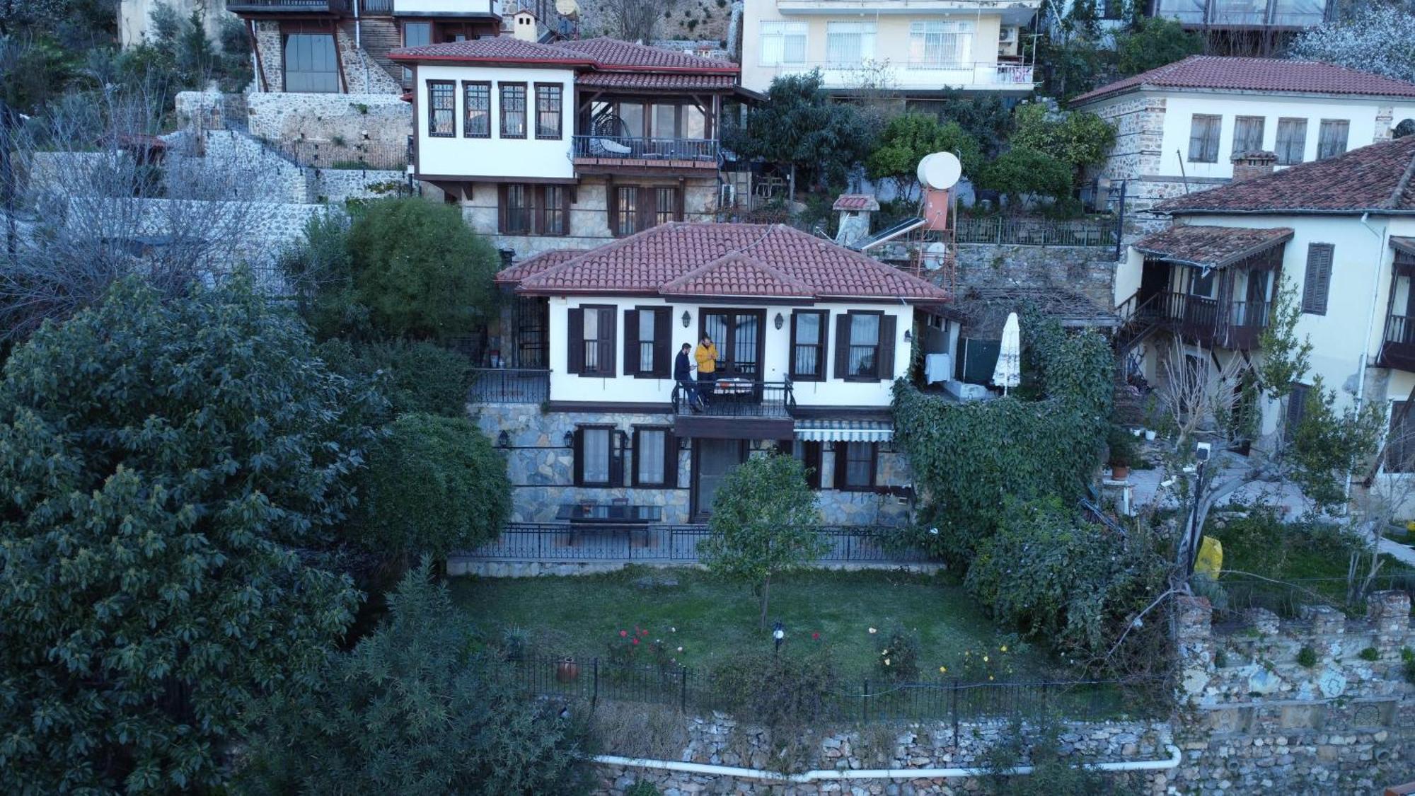 Escape To History In A Stunning Stone House With Garden And Sea View In The Heart Of Vilă *